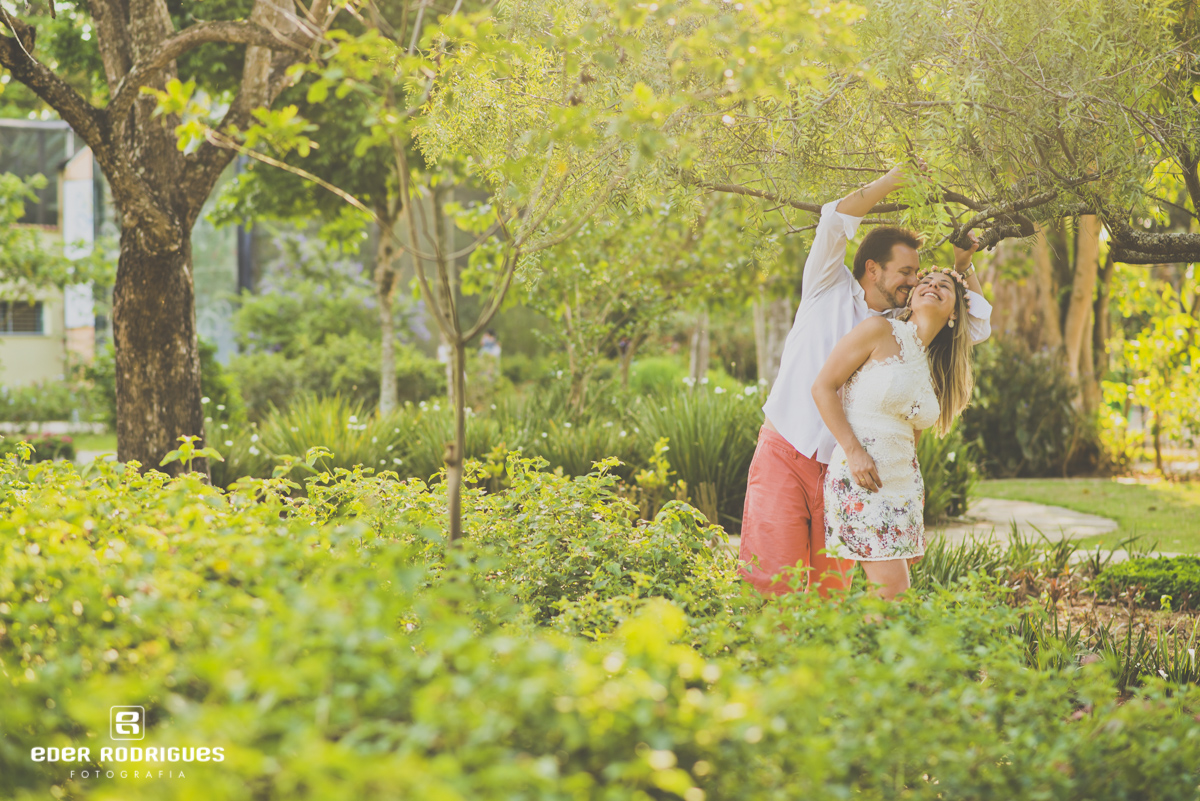 casal de noivos alegres no jardim