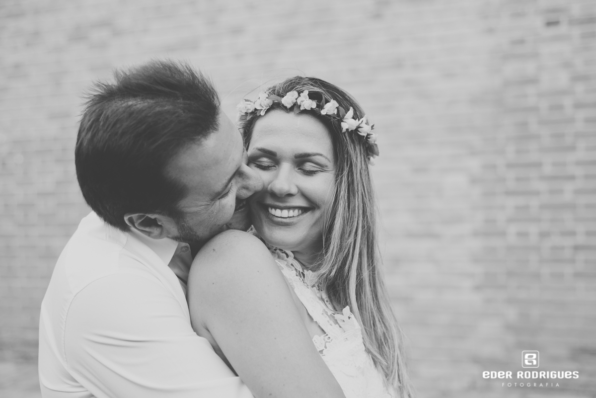 noivo beijando noiva no rosto, no parque da cidade em São José dos Campos