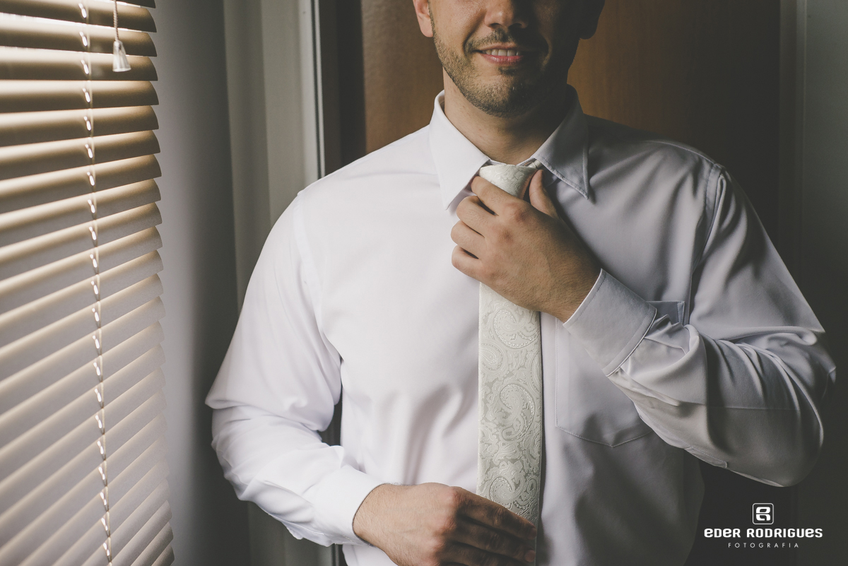 Making of do noivo arrumando a gravata