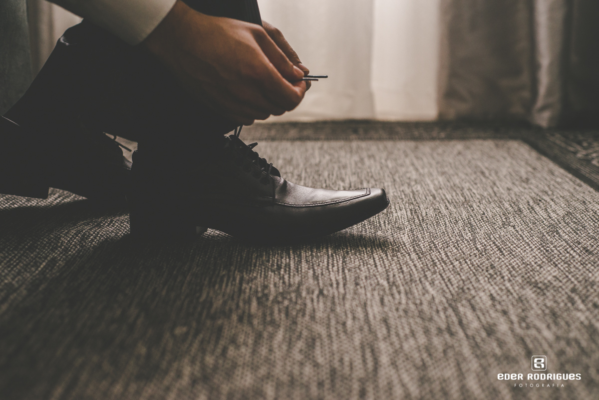 Making of do noivo, calçando sapato
