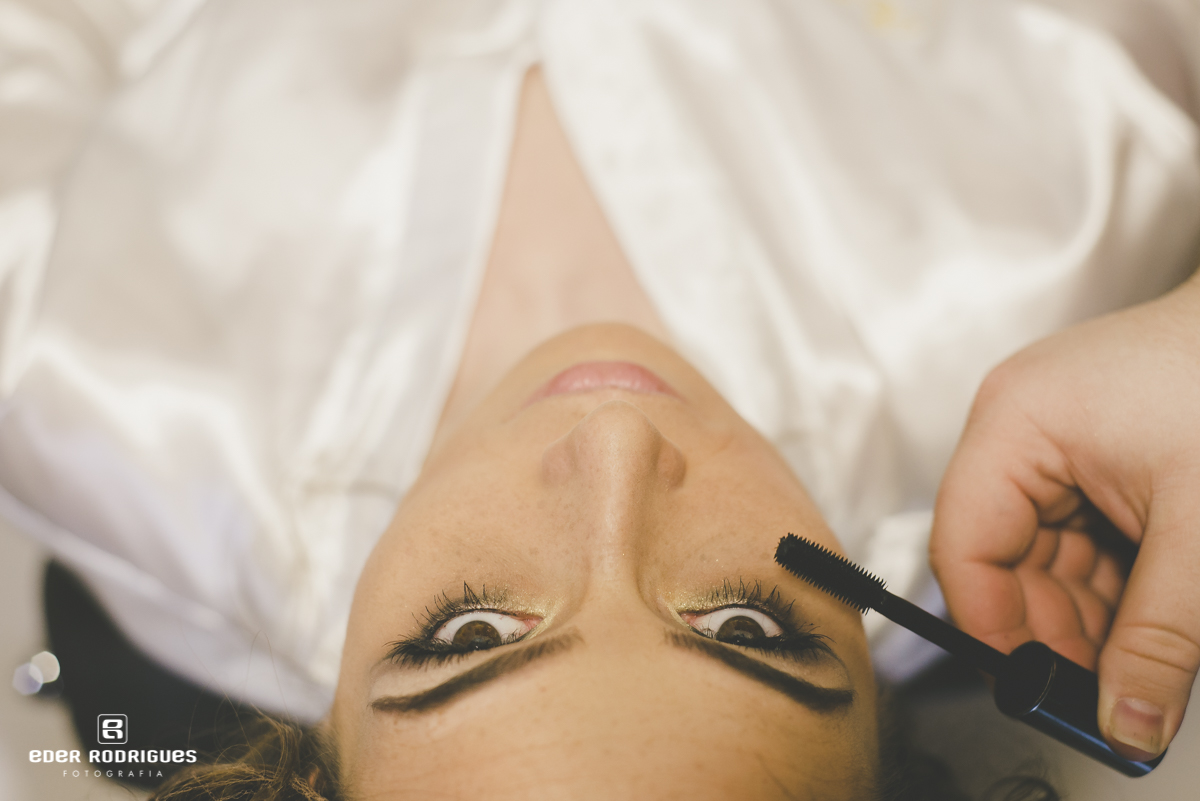 Noiva se maquiando no making of