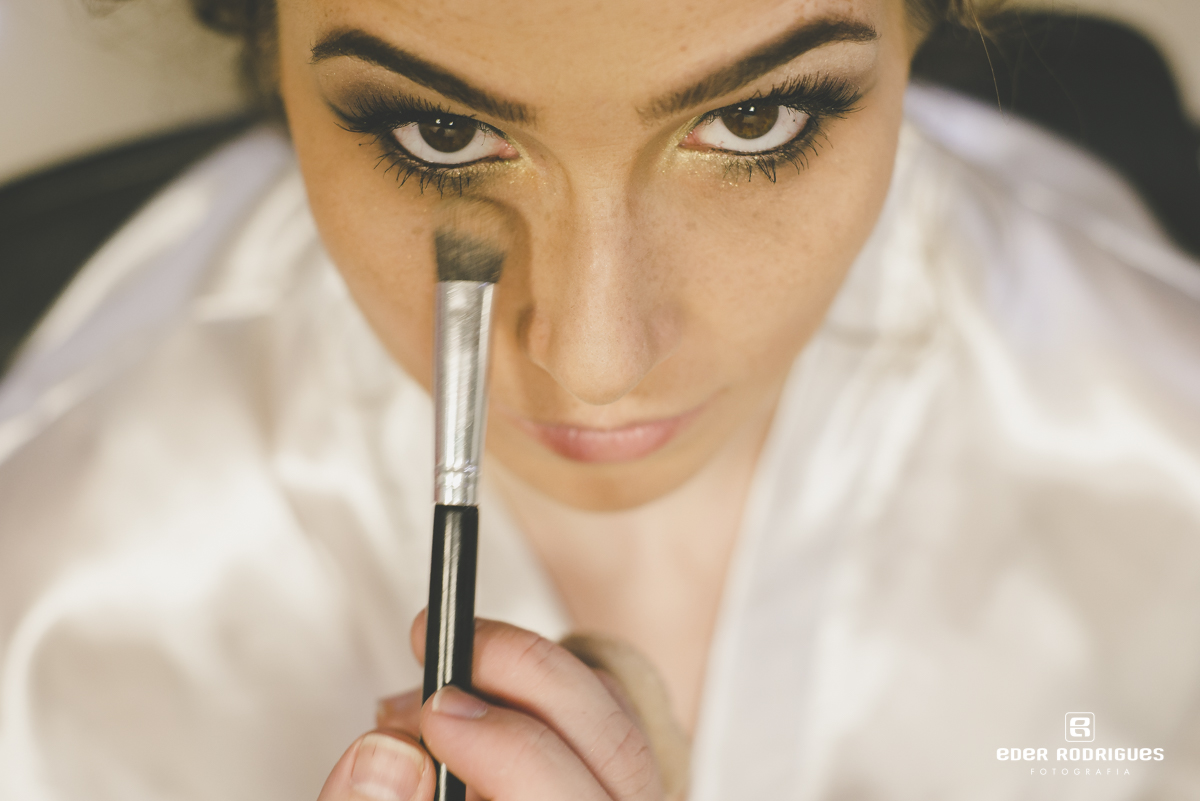 Noiva se maquiando no making of