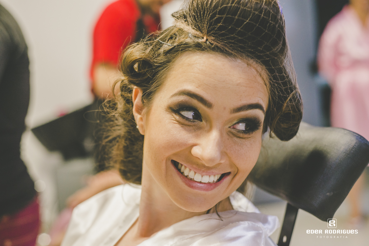 Noiva sorrindo no making of