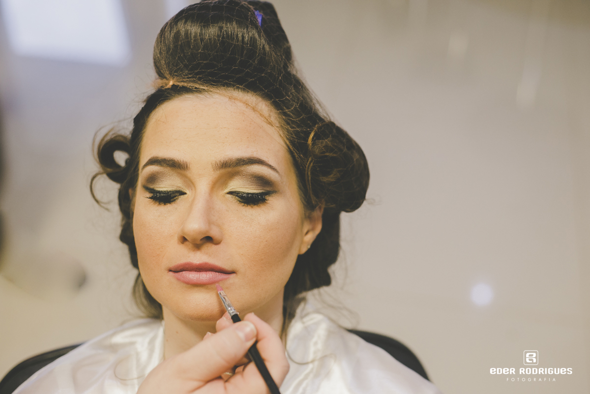 Noiva passando batom no making of