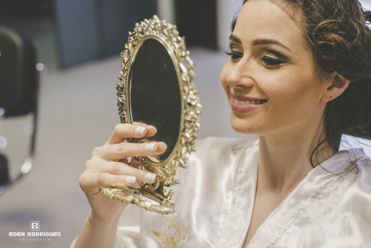 Noiva sorrindo no espelho