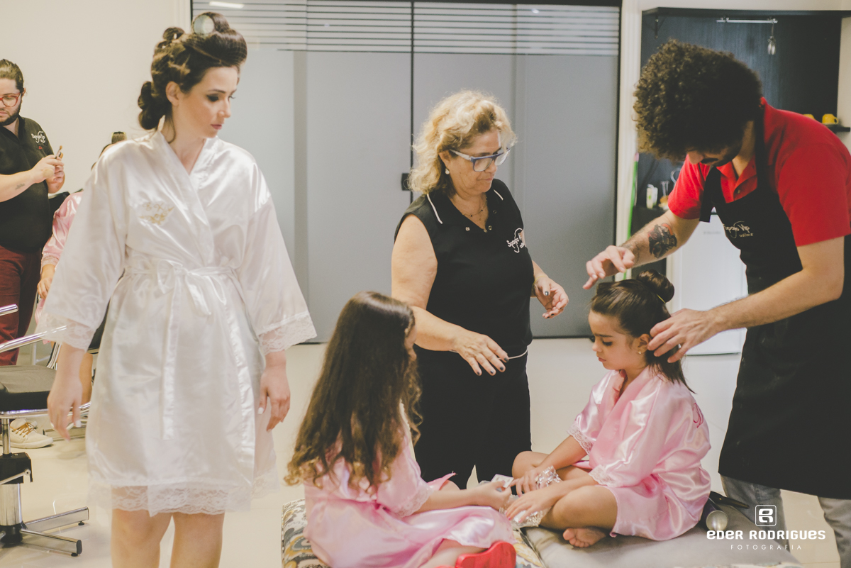 Daminhas da noiva se maquiando