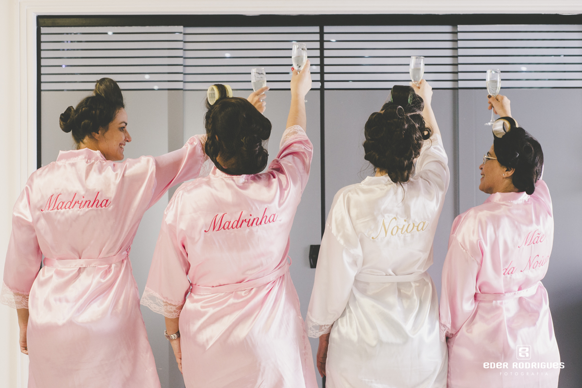 Noiva brindando com madrinhas e mãe