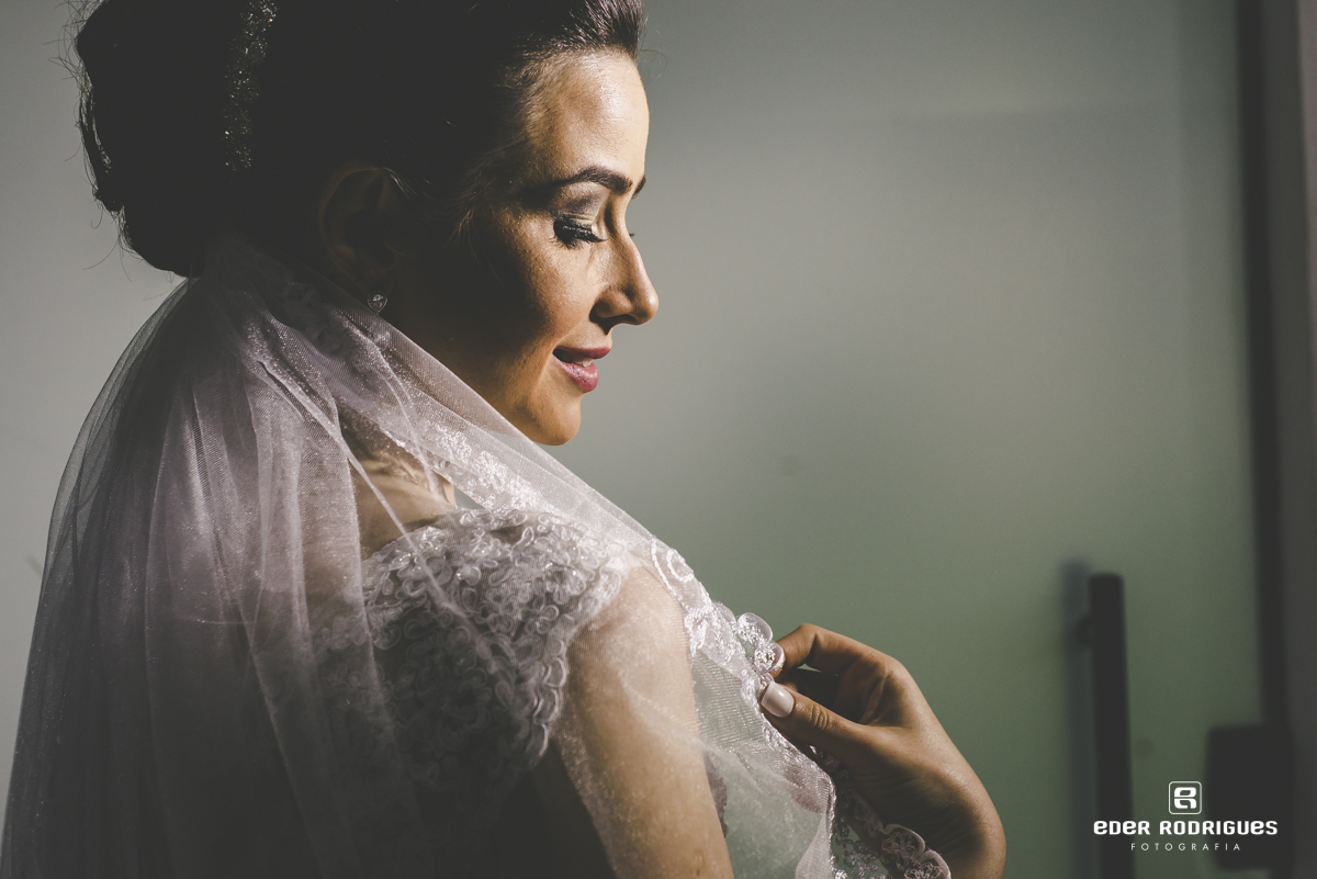 Noiva mostrando o vel do vestido