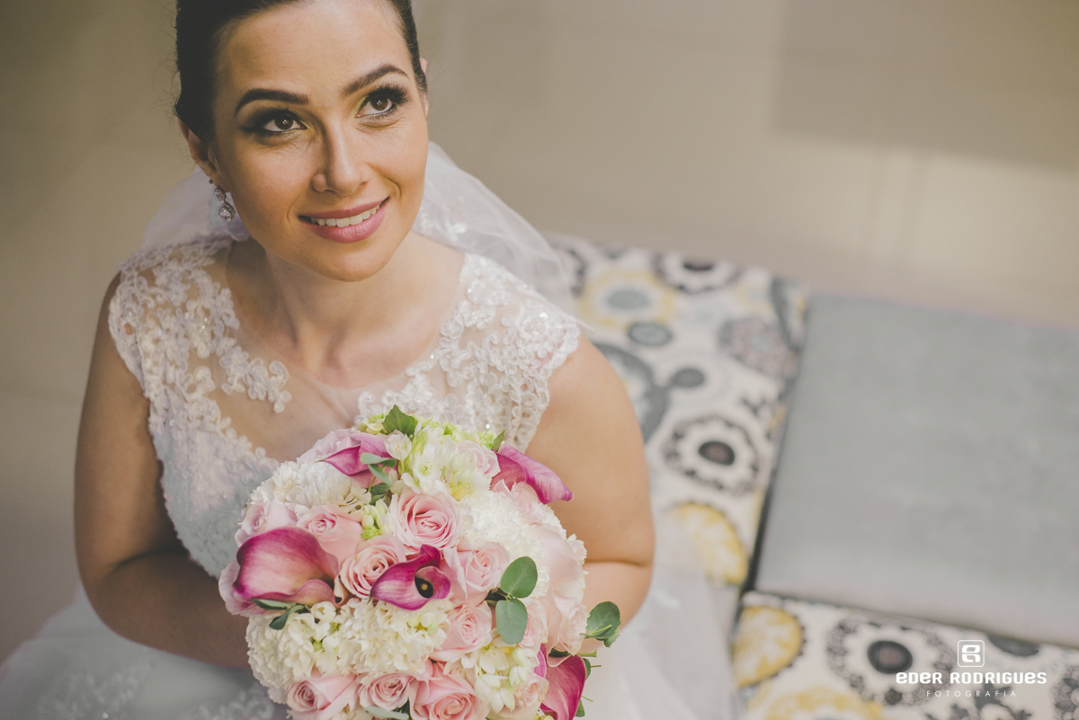 Noiva sorrindo com o buquê