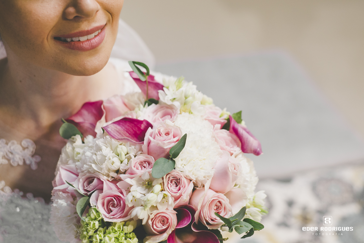 Noiva sorrindo com o buquê da Sânia Rossi