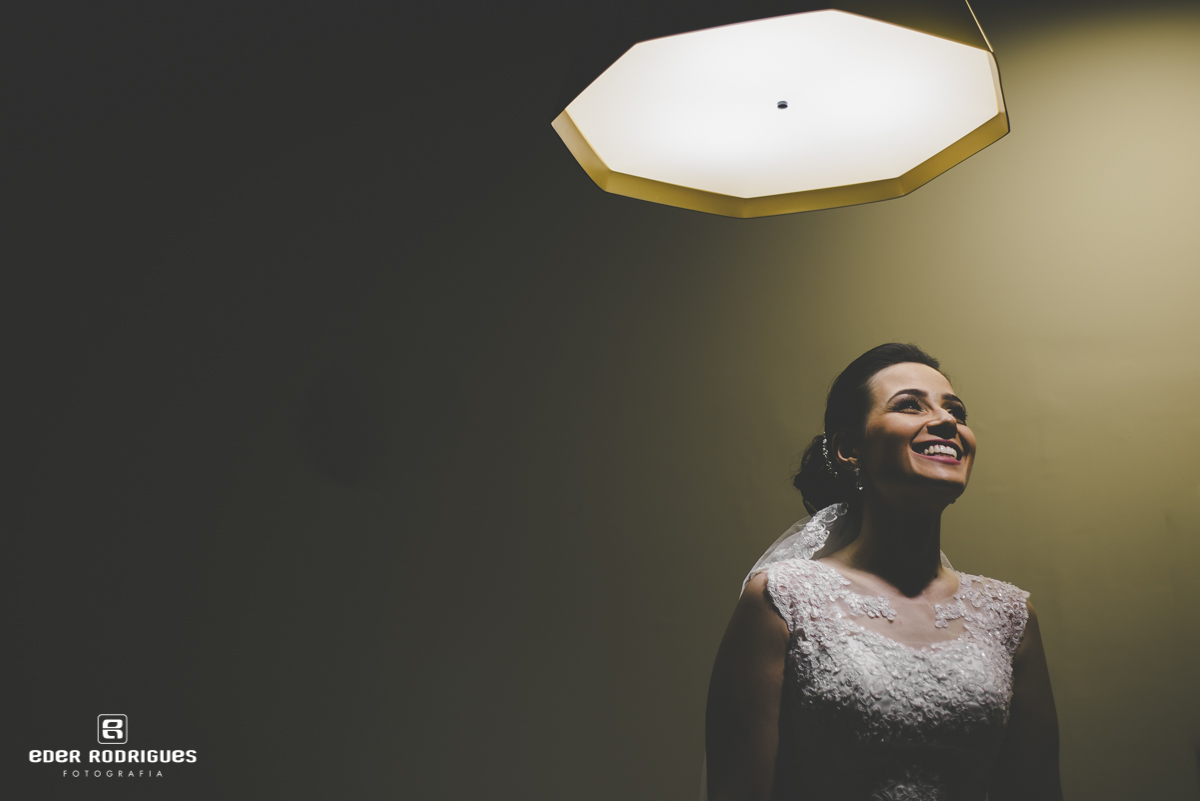 Noiva linda sorrindo no making of