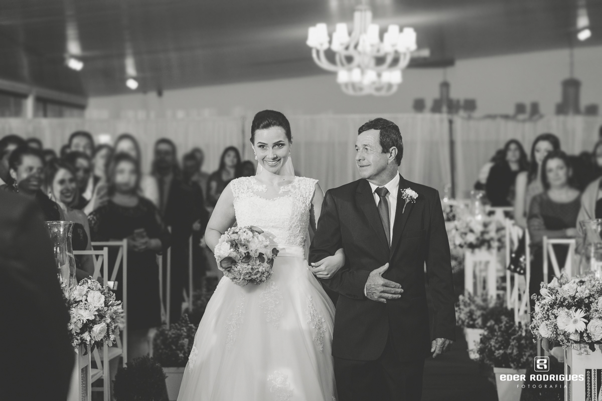 Noiva entrando com o pai