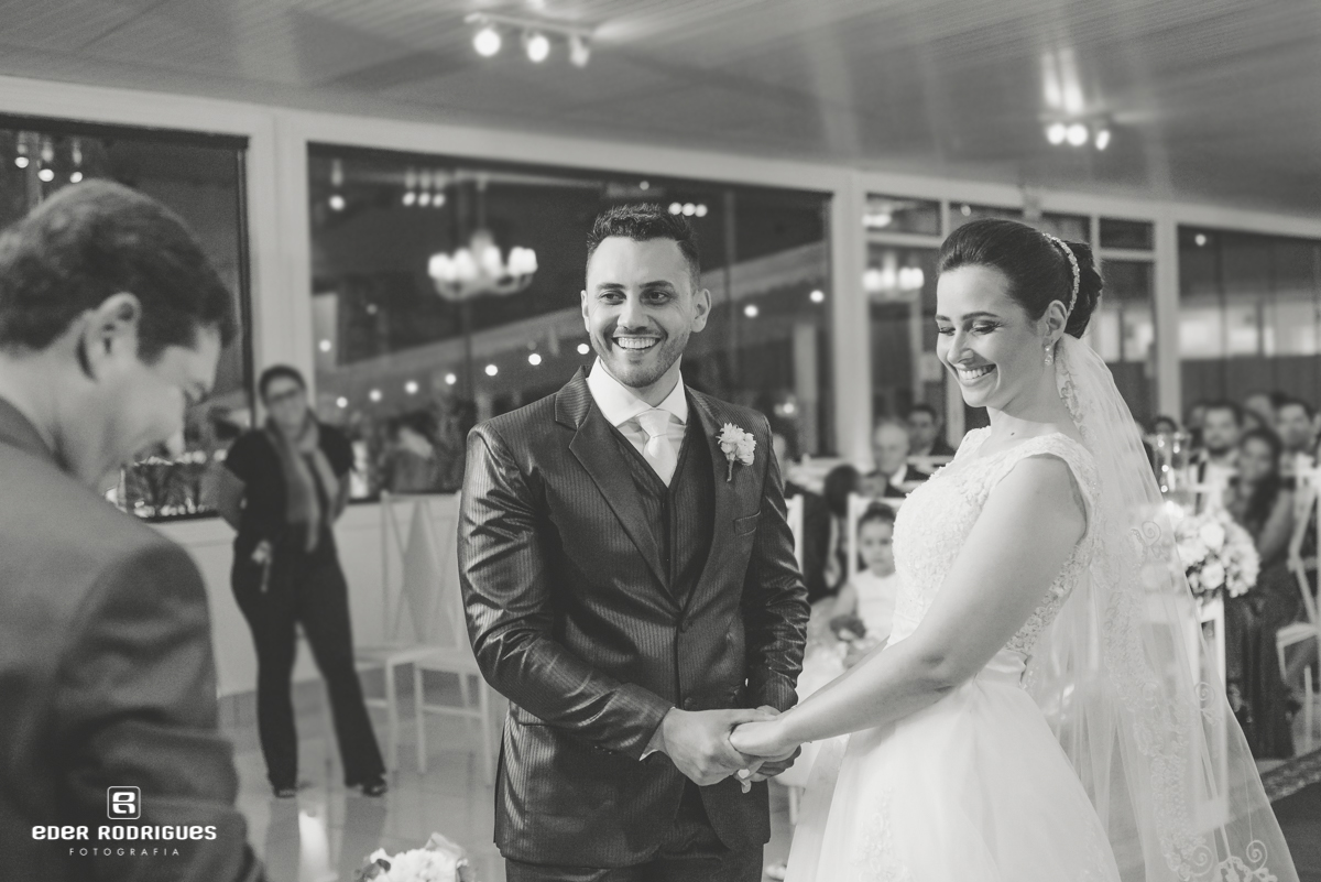 Casal de noivos felizes e sorrindo