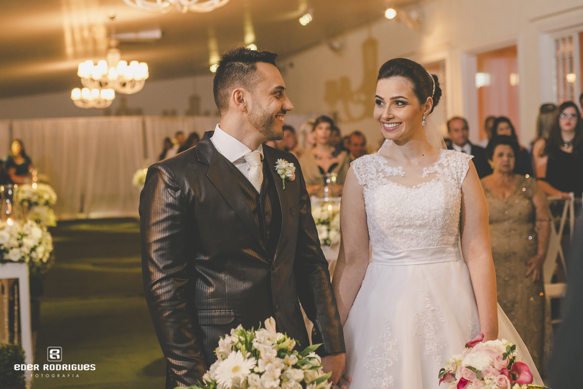 Casal de noivos alegres e sorrindo