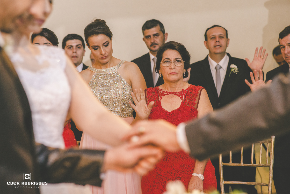 Mãe da noiva abençoando