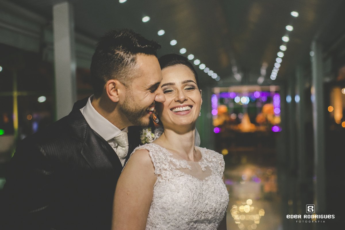 Noivos sorrindo no salão do Monarka Hall em Taubaté-SP