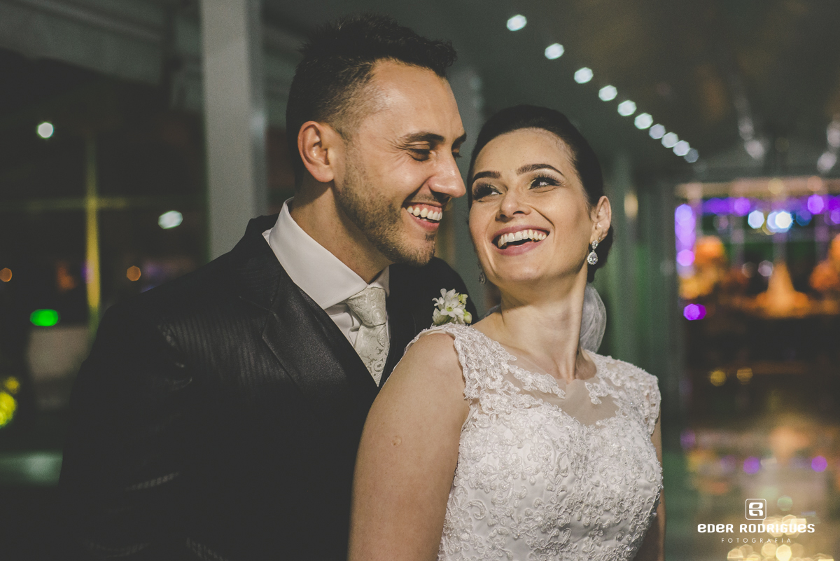 Noivo e noiva sorrindo no salão do Monarka Hall em Taubaté-SP