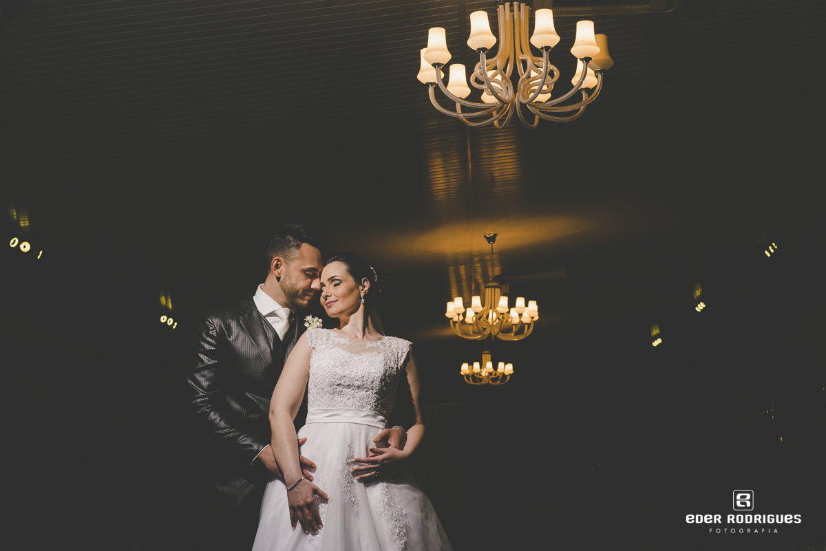 Noivos abraçados no salão do Monarka Hall em Taubaté-SP