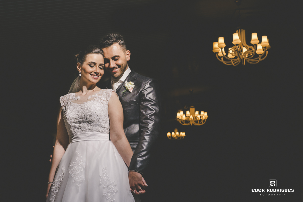 Noivo e noiva abraçados no salão do Monarka Hall em Taubaté-SP