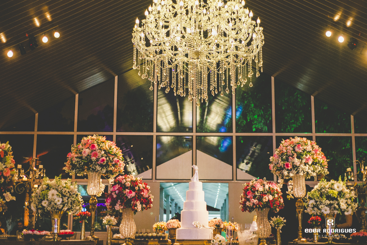 Casamento no salão do Monarka Hall  com decoração da Sânia Rossi