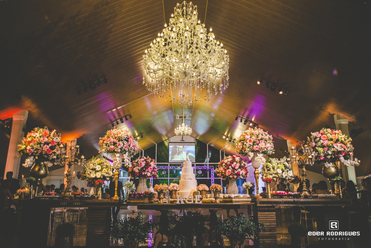 Casamento no salão do Monarka Hall em Taubaté-SP, com decoração da Sânia Rossi, doces Fabelle Buffet