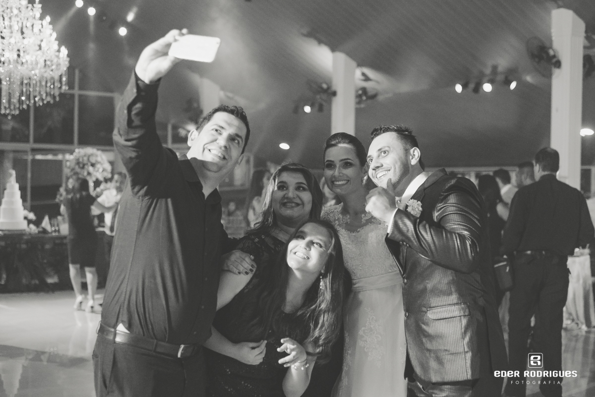 Noivos tirando self
