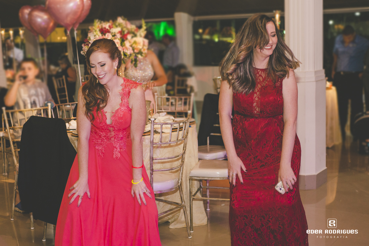 Madrinha da noiva dançando