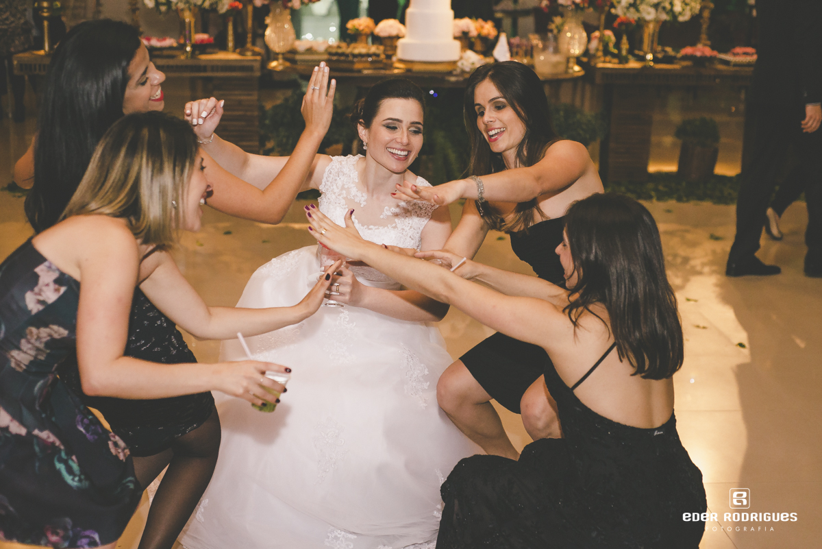 Noiva dançando com amigas