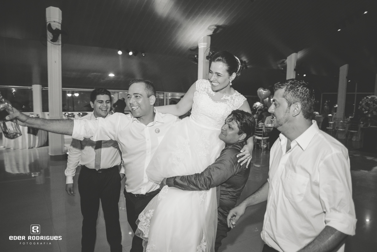 Noiva na festa sendo carregada no colo