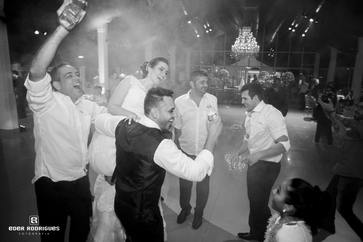 Noiva na festa sendo carregada