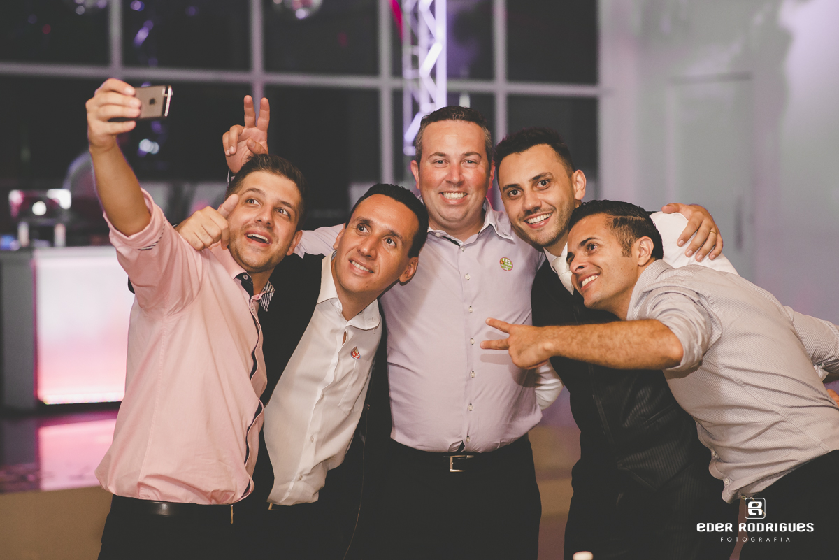 Noivo tirando self com amigos
