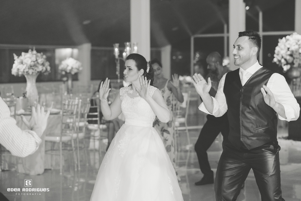 Casal de noivos felizes dançando