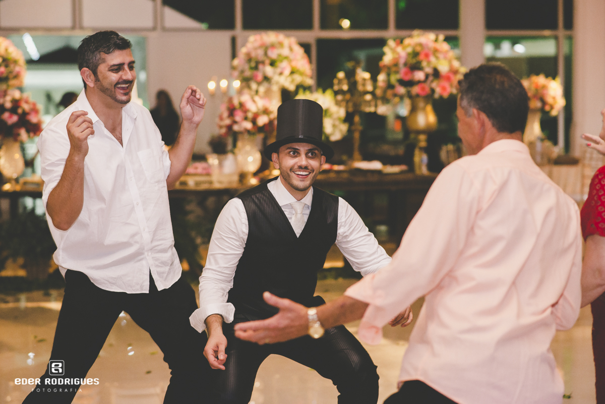 Noivo dançando com amigos