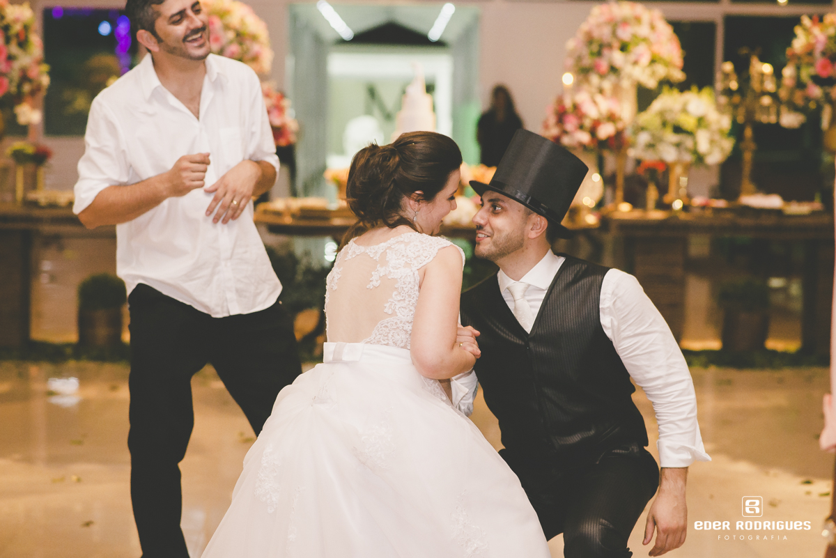 Casal de noivos dançando