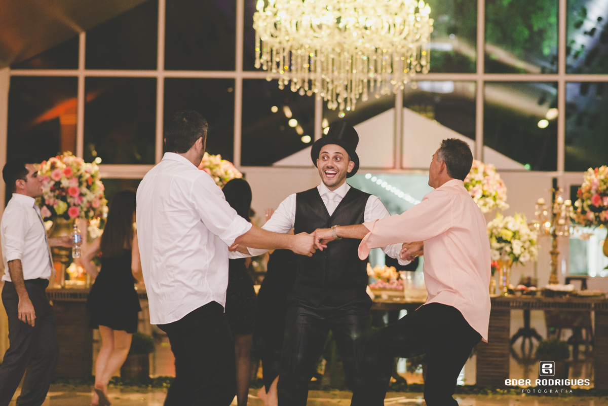 Noivo dançando com amigos