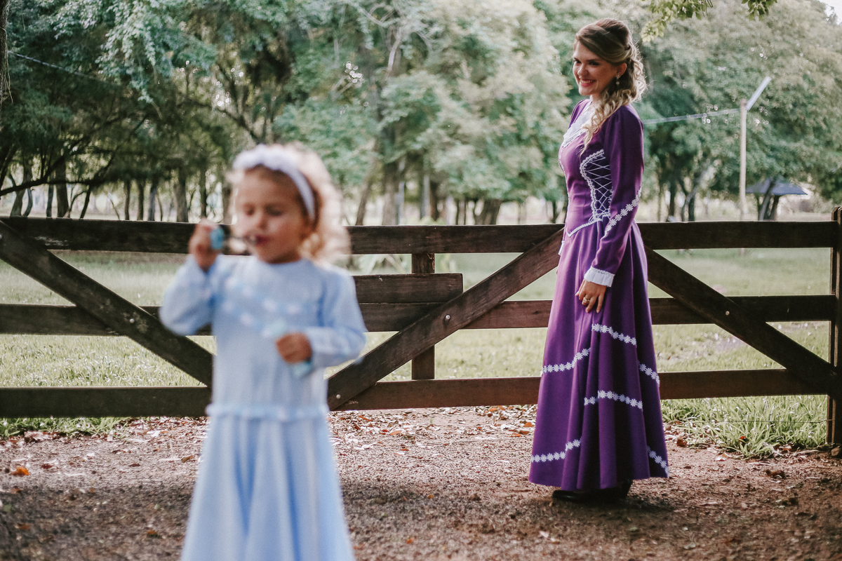 Um ensaio de casal em Portugal com estilo natural e romântico.