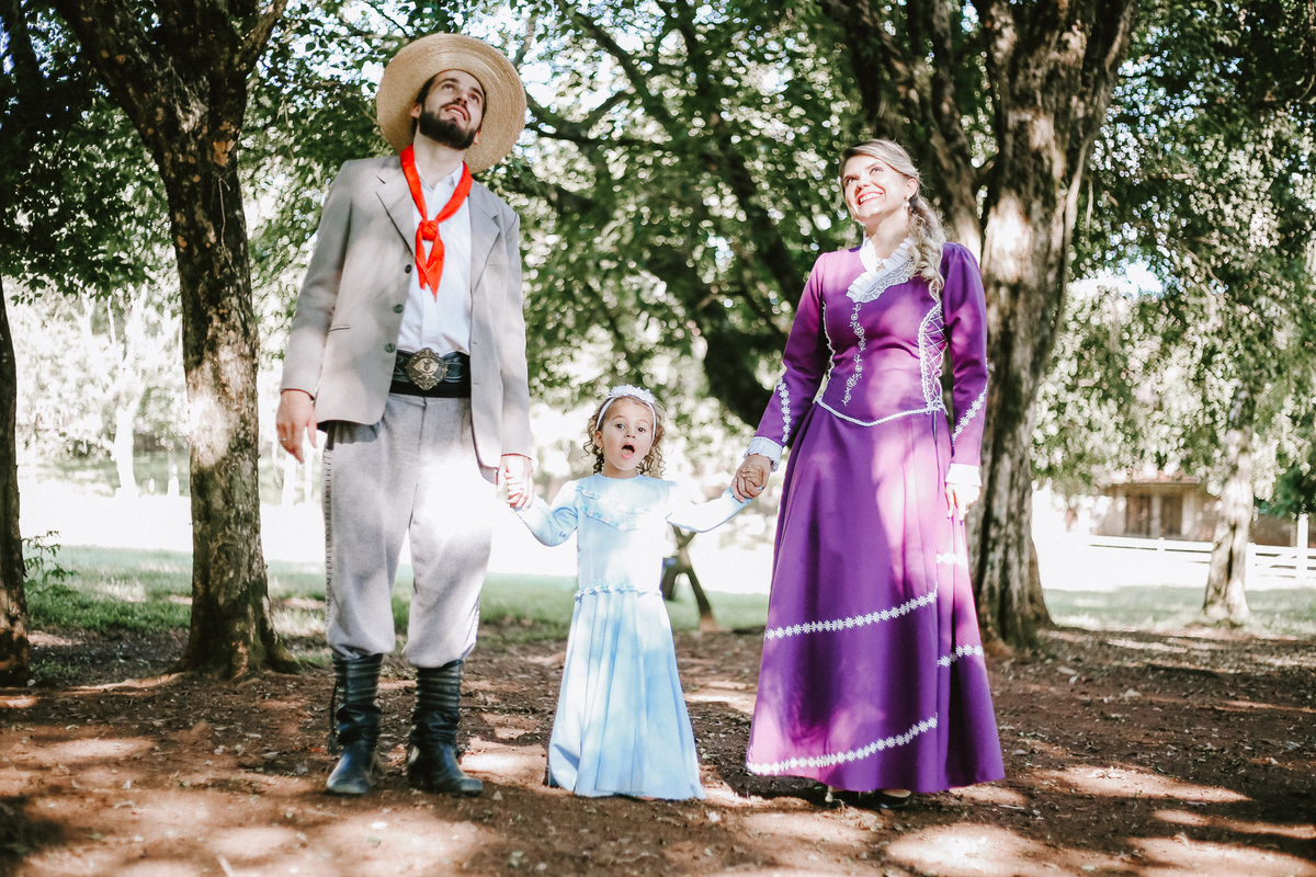 Um ensaio de casal em Portugal com estilo natural e romântico.