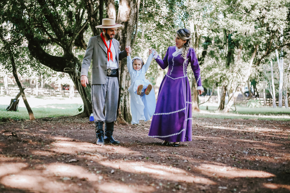 Um ensaio de casal em Portugal com estilo natural e romântico.