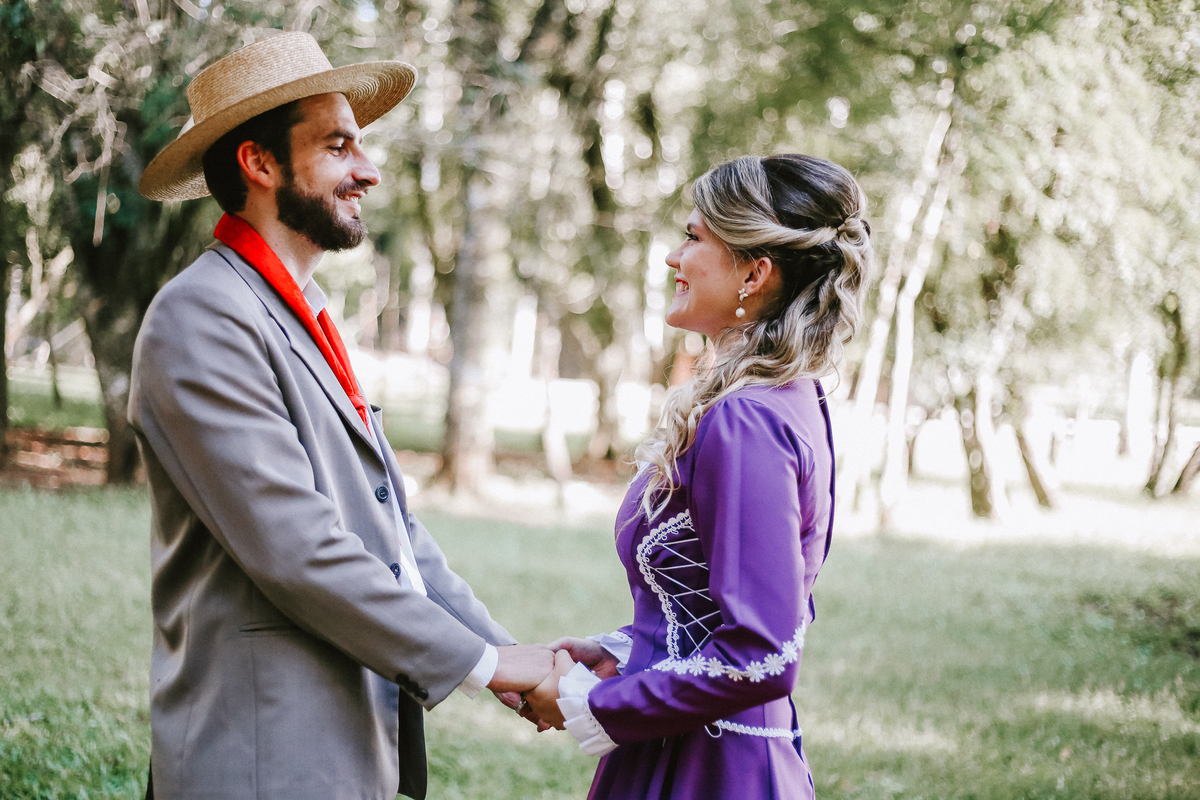 Um ensaio de casal em Portugal com estilo natural e romântico.