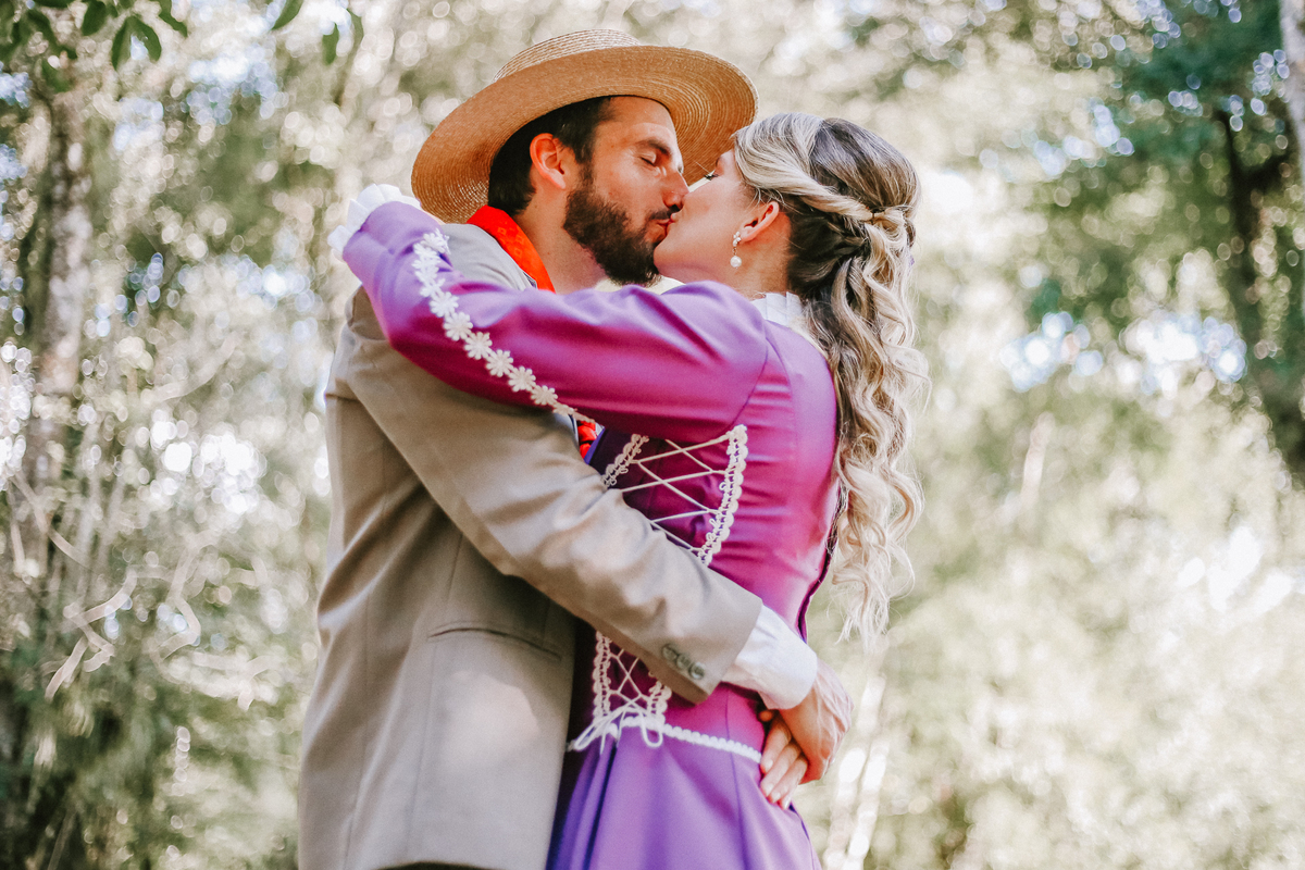 Um ensaio de casal em Portugal com estilo natural e romântico.