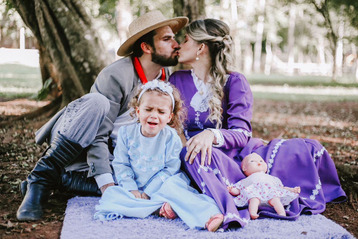 Um ensaio de casal em Portugal com estilo natural e romântico.