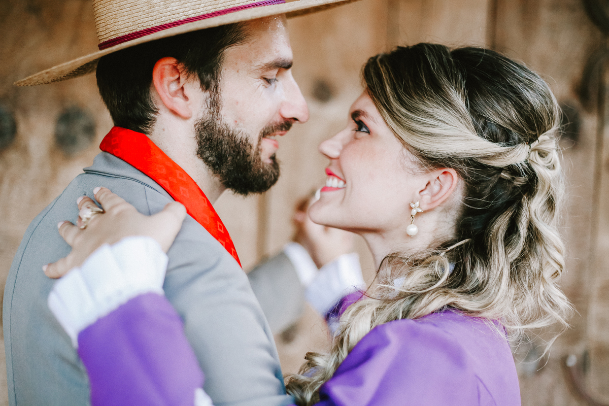 Um ensaio de casal em Portugal com estilo natural e romântico.