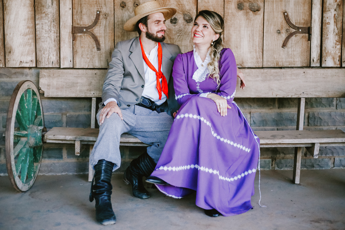 Um ensaio de casal em Portugal com estilo natural e romântico.