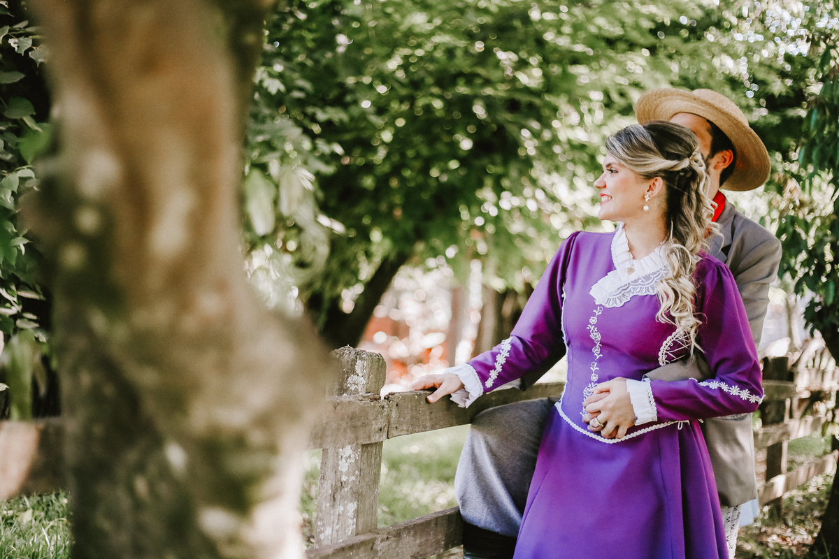 Um ensaio de casal em Portugal com estilo natural e romântico.