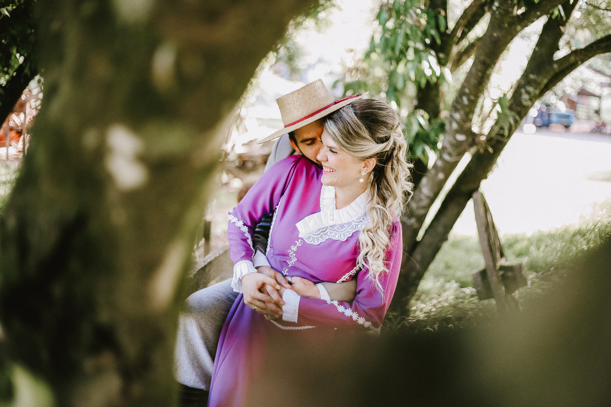 Um ensaio de casal em Portugal com estilo natural e romântico.