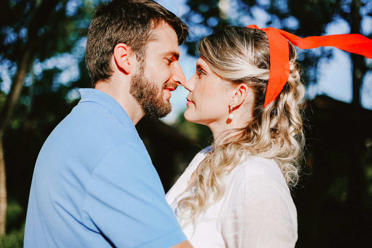 Um ensaio de casal em Portugal com estilo natural e romântico.