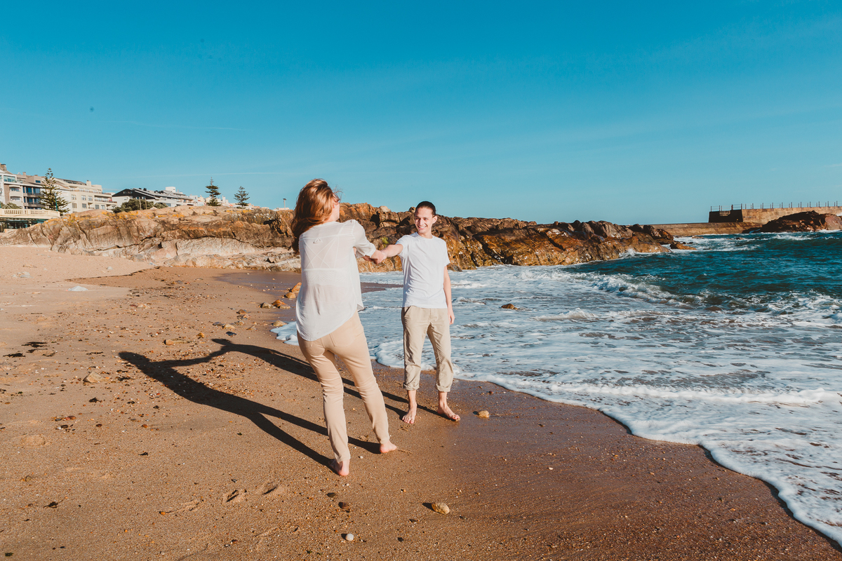 Um ensaio de casal em Portugal com estilo natural e romântico.