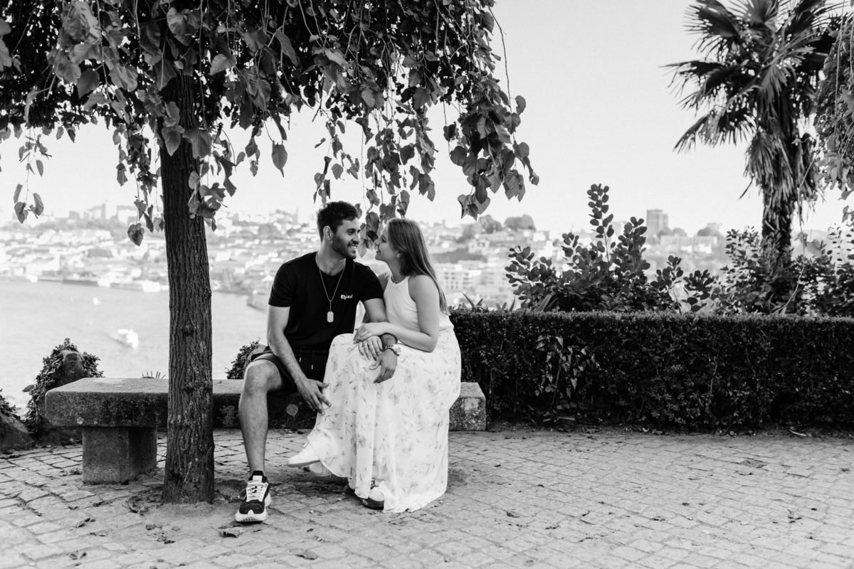 Um ensaio de casal em Portugal com estilo natural e romântico.