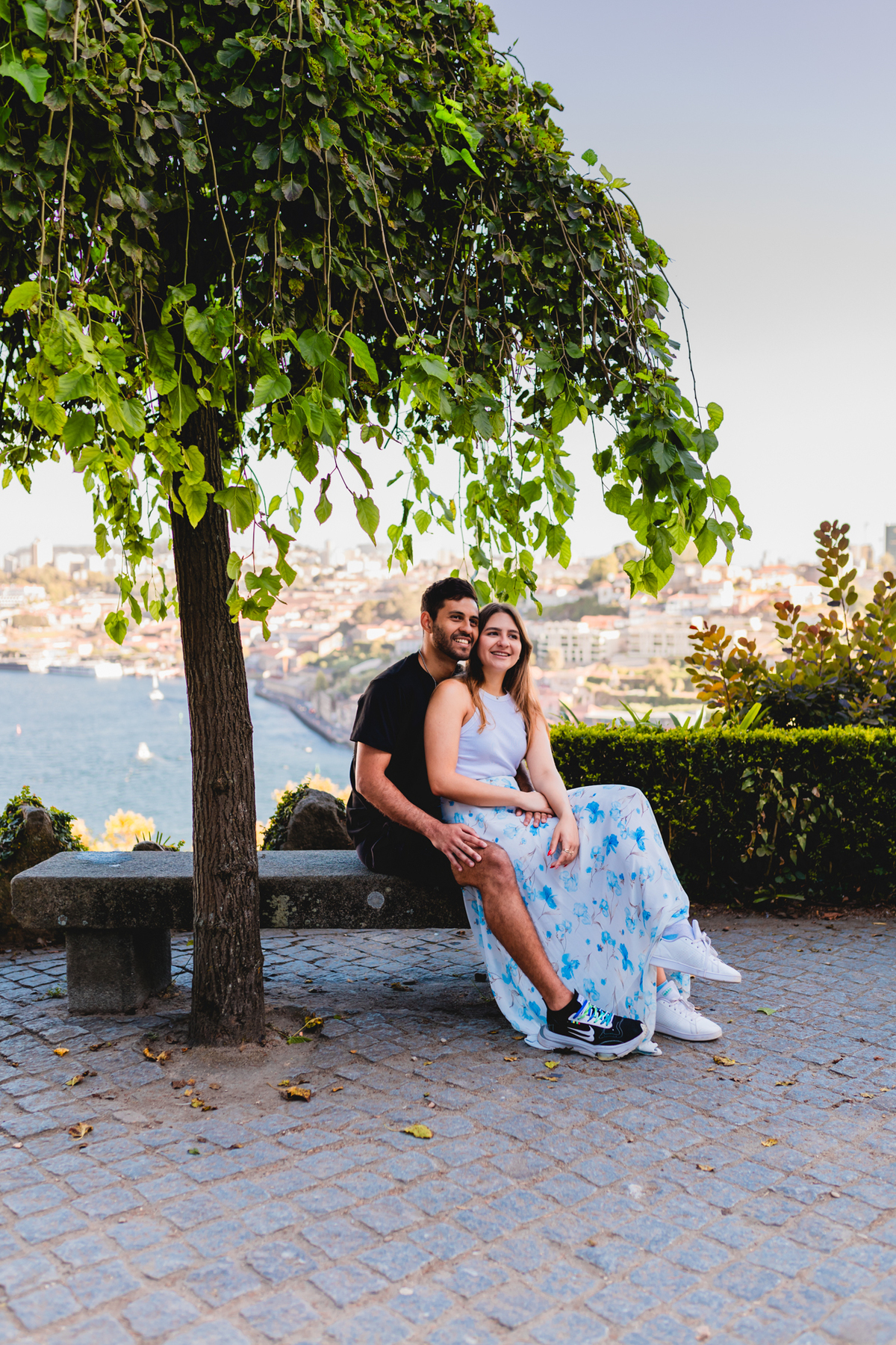 Um ensaio de casal em Portugal com estilo natural e romântico.