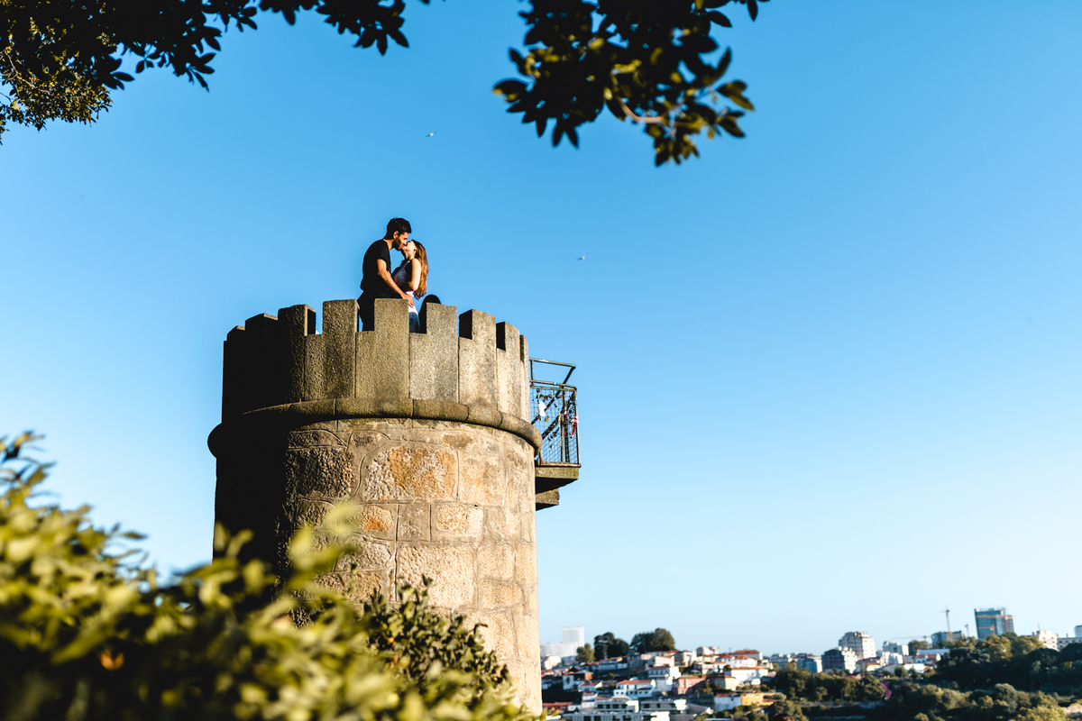 Um ensaio de casal em Portugal com estilo natural e romântico.